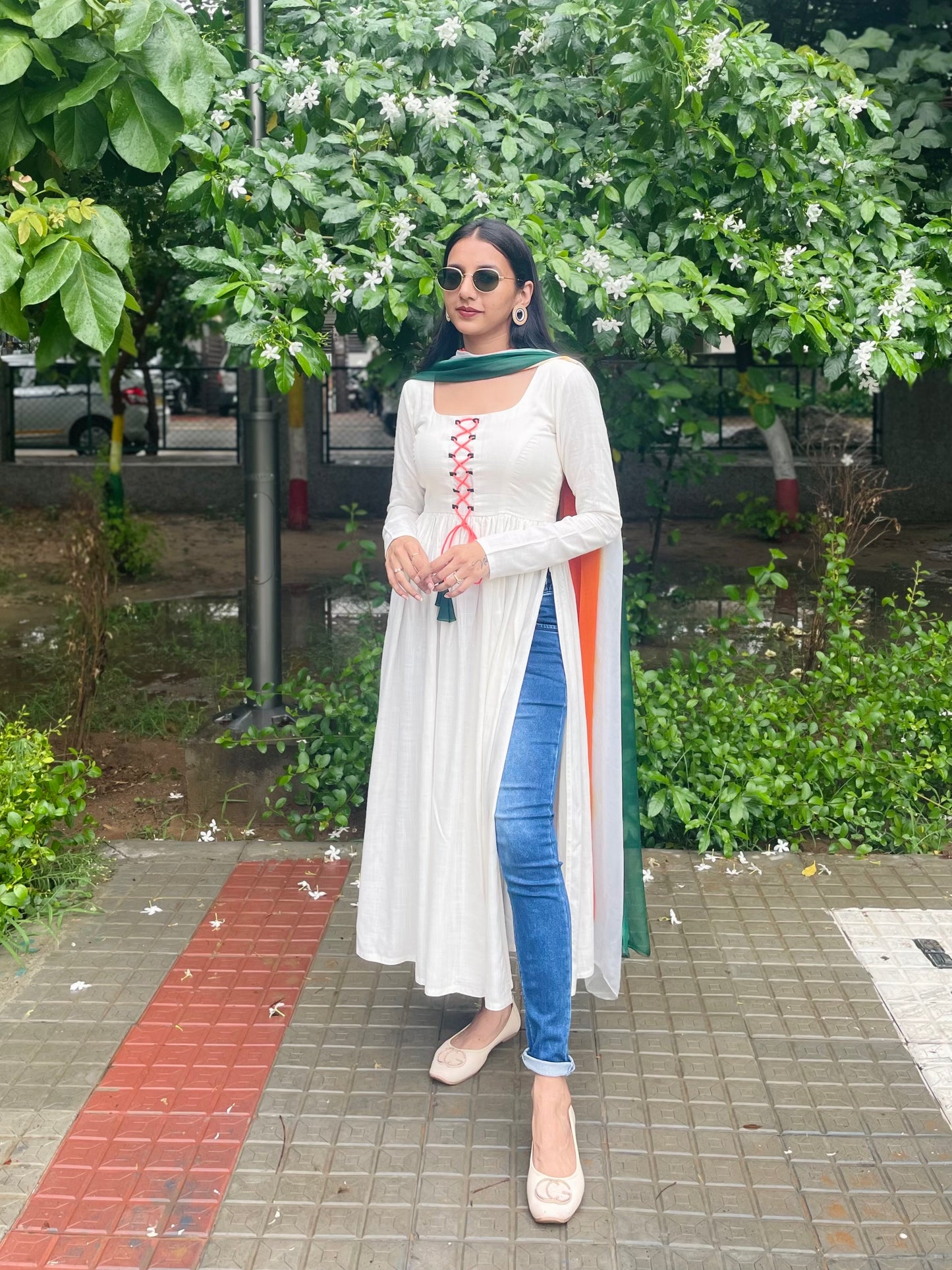 #MBA1976 White Zinnia slit top with tricolour dupatta